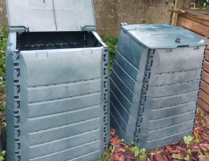 SogamaXunta's tweet image. ♻️ Salceda de Caselas recibe 30 novos composteiros de #Sogama e suma xa preto de 200!
🌱 Aposta pola autocompostaxe para pechar o ciclo da natureza e reducir custos.

🔗 sogama.gal/gl/noticia/sal…

#Compostaxe #EconomíaCircular #GaliciaSostible