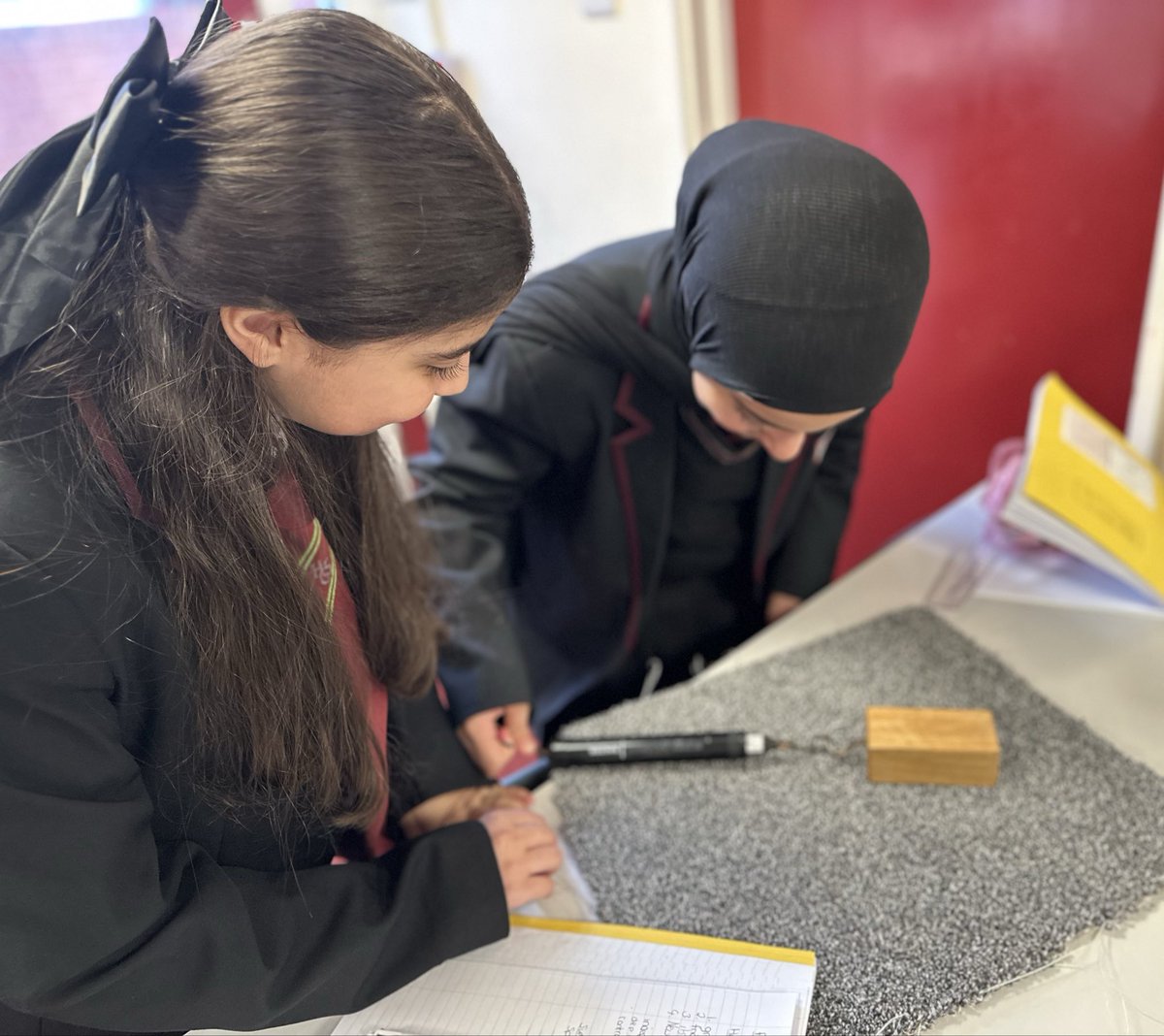 In Science today, students were investigating the force of friction on different surfaces using Newton meters. 7D have had an amazing first half term <a href="/HarperGreen/">Harper Green School</a>  Well done to you all and enjoy the half term break. 🧑🏻‍🔬👩🏽‍🔬