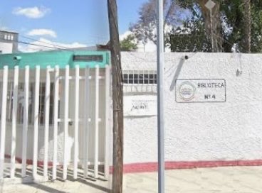 En esta pequeñísima biblioteca municipal nació una lectora. Ahí descubrí el refugio de los libros y sus mundos infinitos. Ahí nació mi apetito por leerlo todo y siempre. 

¡Mi gratitud eterna a las bibliotecas públicas! #DiadelasBibliotecas