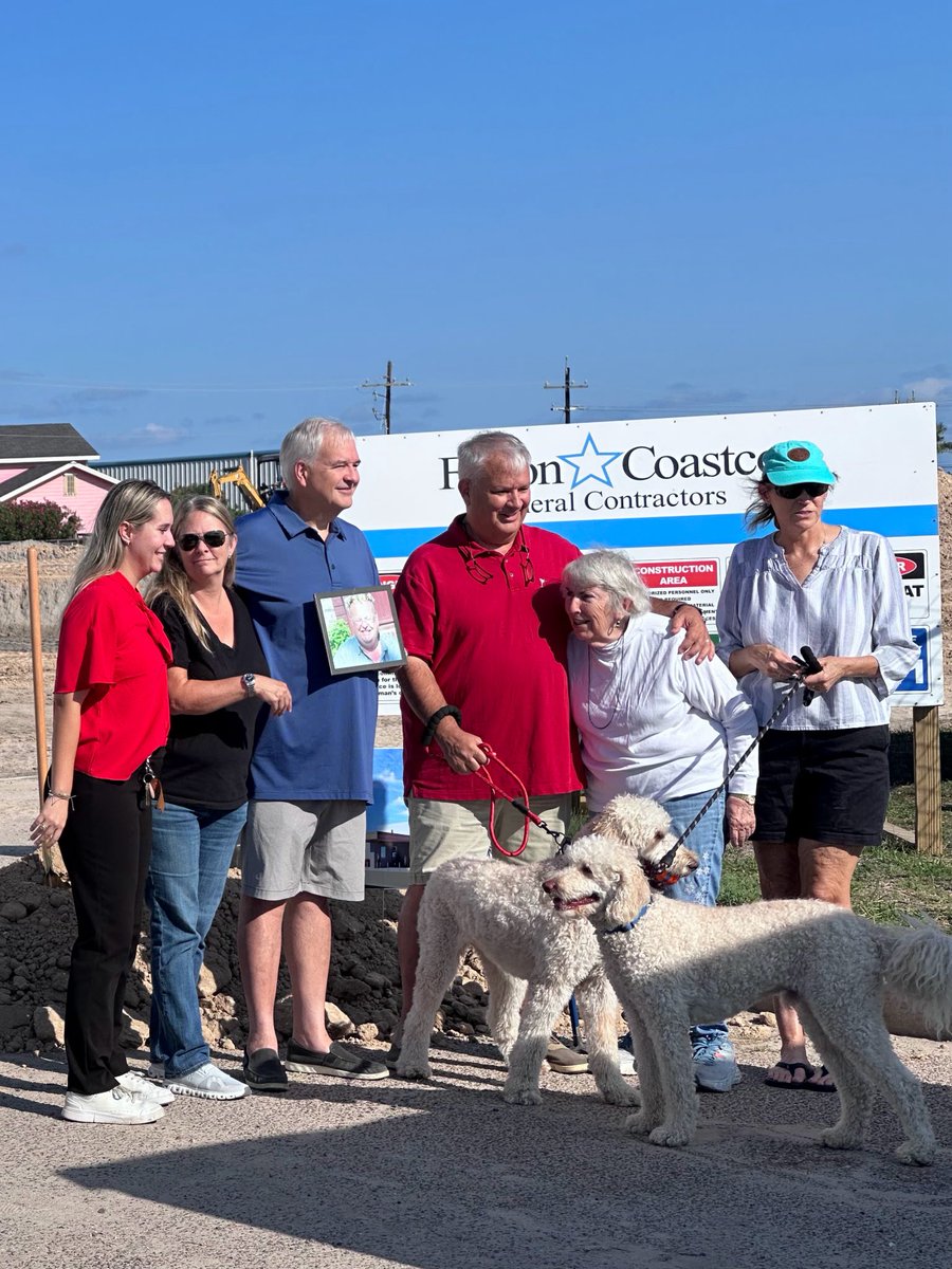 gulfcoastfcu's tweet image. 📷📷 Our Port Aransas team had a wonderful afternoon celebrating the groundbreaking of the new Robert E. Clark III Recreation Center! 📷
#GulfCoastFCU #CommunityStrong #PortAransas #Groundbreaking #TogetherWeGrow