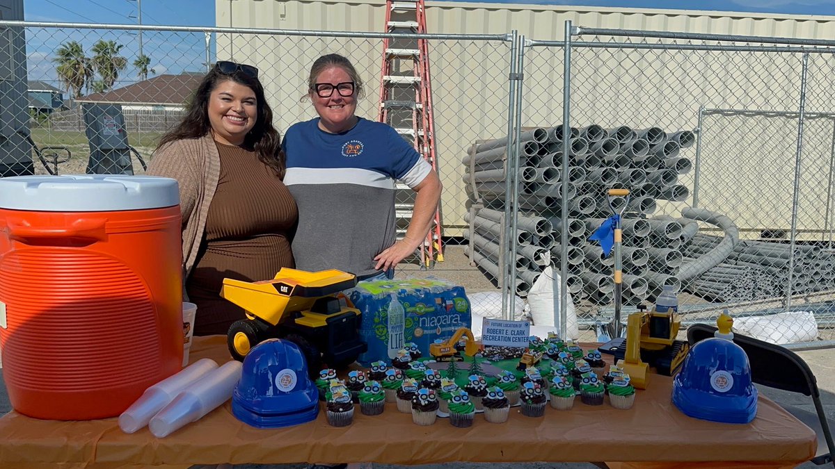 gulfcoastfcu's tweet image. 📷📷 Our Port Aransas team had a wonderful afternoon celebrating the groundbreaking of the new Robert E. Clark III Recreation Center! 📷
#GulfCoastFCU #CommunityStrong #PortAransas #Groundbreaking #TogetherWeGrow