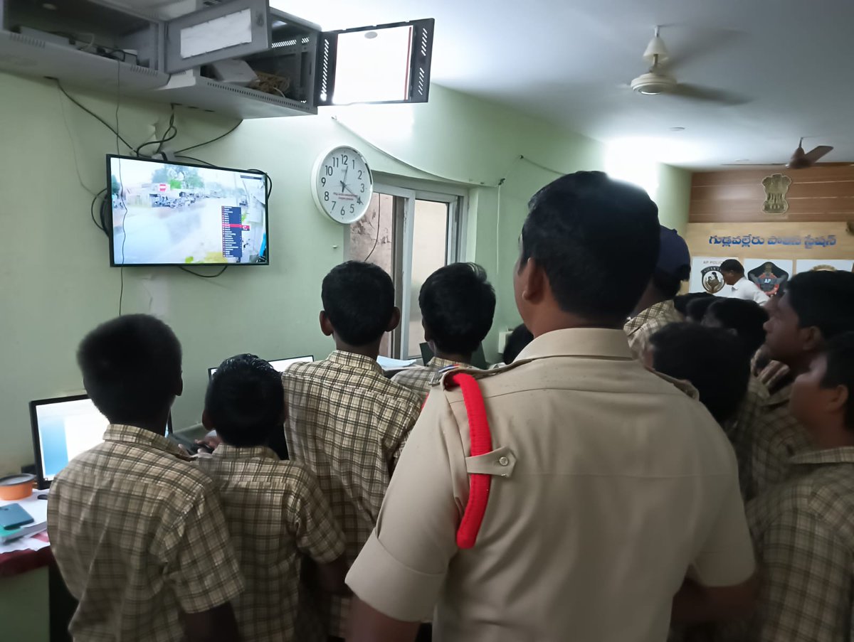 జిల్లా ఎస్పీ శ్రీ వి. విద్యా సాగర్ నాయుడు, ఐపీఎస్ గారి ఆదేశాల మేరకు, గుడ్లవల్లేరు పోలీస్ స్టేషన్ పరిధిలో పోలీస్ అమరవీరుల సంస్మరణ వారోత్సవాల సందర్భంగా SERM స్కూల్ విద్యార్థులతో ఓపెన్ హౌస్ ప్రోగ్రామ్ నిర్వహించారు. విద్యార్థులు ఆసక్తిగా పాల్గొని పోలీసు విధులపై అవగాహన పొందారు.