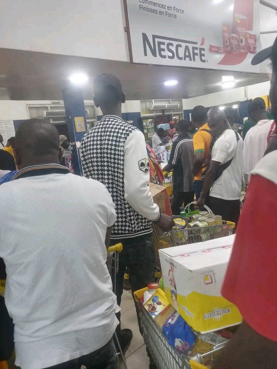 🛑Urgent :  élections présidentielles en RCI
Les gens envahissent les supermarchés dans toutes les villes du pays pour s'approvisionner  en stock de nourriture. 
Le coup d'État civil appelé élections qui aura lieu demain augmente l'incertitude et la peur au sein de la population.