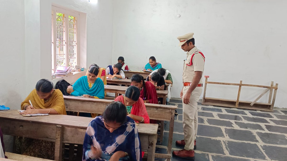 కృష్ణా జిల్లా ఎస్పీ శ్రీ వి. విద్యా సాగర్ నాయుడు, ఐపీఎస్ గారి ఆదేశాల మేరకు, పోలీస్ అమరవీరుల సంస్మరణ దినోత్సవం (Police Commemoration Day) సందర్భంగా కోడూరు పోలీస్ స్టేషన్ వారు మారుతీ డిగ్రీ కాలేజ్ నందు వ్యాసరచన (Essay Writing) పోటీ నిర్వహించారు.