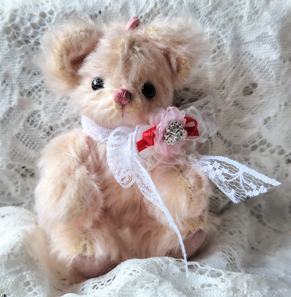 久々に作ったピーナッツベア。
キーホルダータイプです。
１０cmの小さな子は細かい作業がなかなか大変ですが出来上がってみると可愛い♡
モヘアの端切れが沢山あるので手が空いた時に作るのもいいかも。
#テディベア
#ピーナッツベア
#CottontailBear