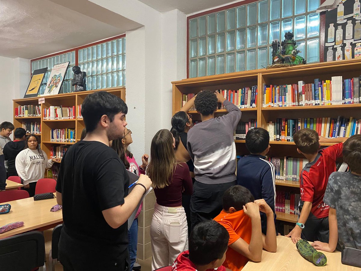 Celebramos el #Díadelabiblioteca con una actividad aprendizaje/servicio en el proyecto de innovación del centro y en la que los alumnos de bach. de Literatura Universal han contado a los alumnos de 1°de ESO esta celebración, además de curiosidades en la biblioteca Rosario Molina.
