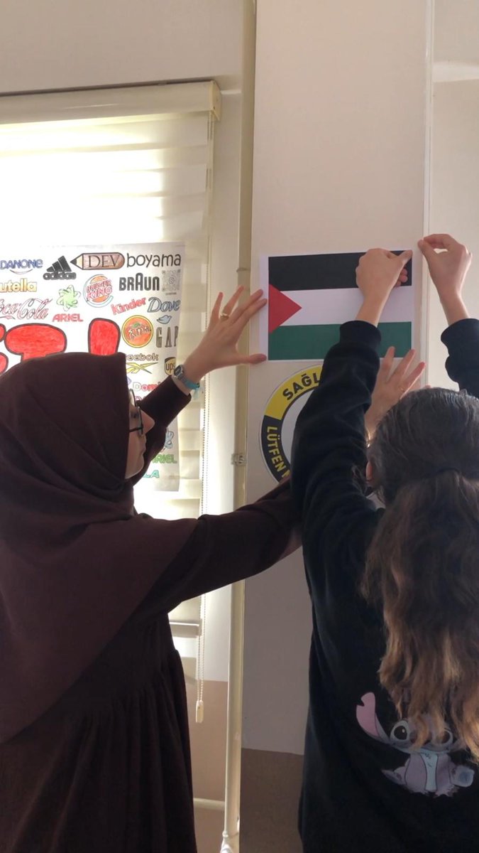 İlçemiz Vakfıkebir Turizm MTAL'de ÇEDES Projesi kapsamında “Değerler Eğitimi” temelli "Gazze" konulu kermes etkinliği gerçekleştirdik. Öğrencilerimizin ve öğretmenlerimizin katılımıyla gerçekleşen etkinlikte, Filistin ve Gazze halkına destek ve farkındalık teması işlendi. <a href="/tcmeb/">Millî Eğitim Bakanlığı</a>