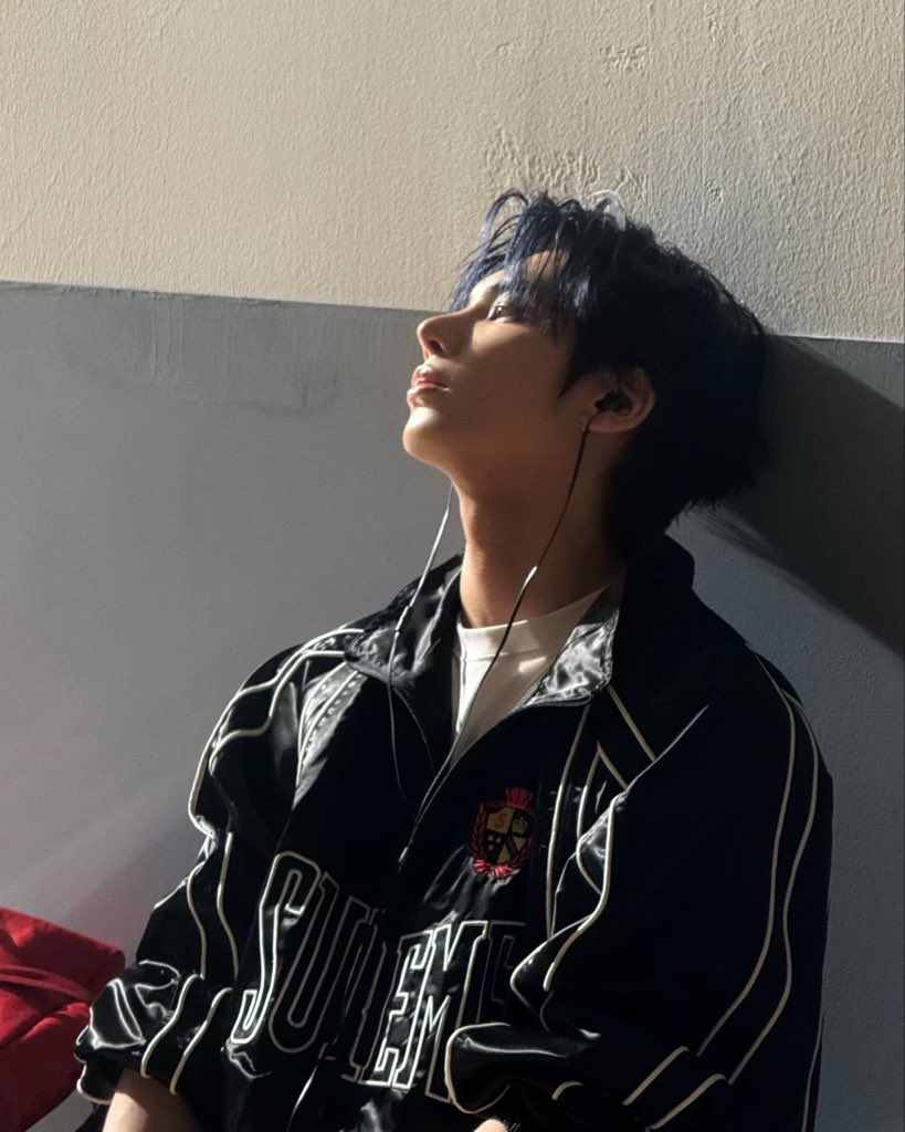온기가 있는 듯 차가우면서도 시린, 
버석하면서도 나른하며, 그윽한 눈빛의 그런 태현이의 찰나가 좋아.