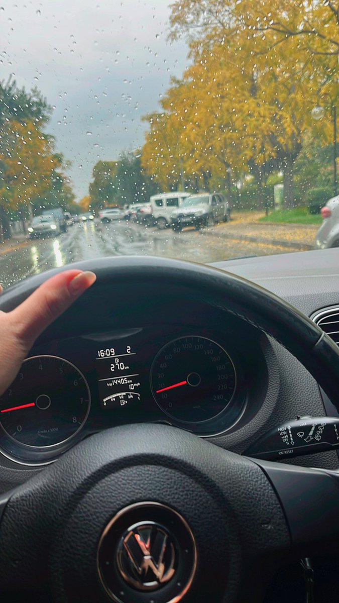o25124's tweet photo. Yağmurun sesi huzur 
yağmur altında huzur aşkı dokur… 
   
☕️🍂🧿🦋😇🎶⛈️

#an
#yağmurkokusu
#iyiakşamlar https://t.co/LqEQECt7VH