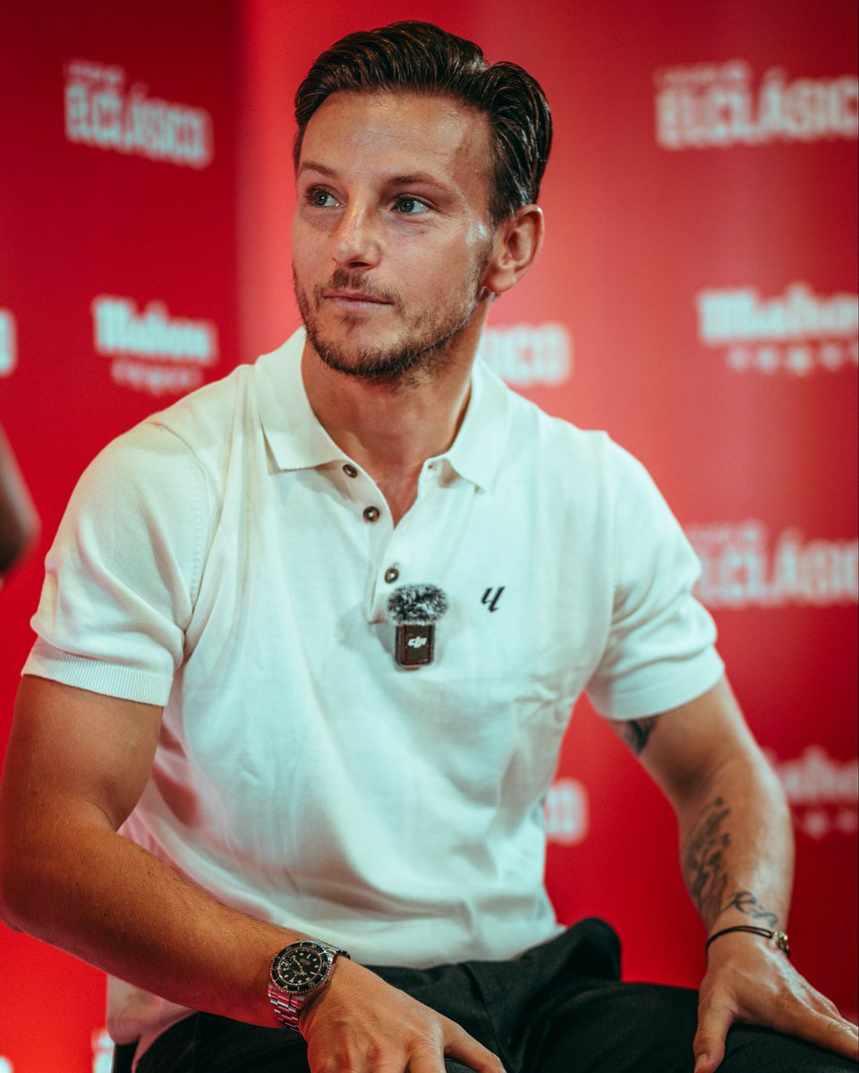 What a great morning ahead of #ElClásico with <a href="/LaLiga/">LALIGA</a>, <a href="/mahou_es/">Mahou</a>, and the legend Julio Baptista ⚽🍻Let’s hope the winner wears blaugrana this weekend 😉🔵🔴

#LaLiga #Mahou #ElClasico #Rakitic