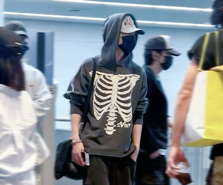 nrktpsh's tweet photo. i saw the video, hoonki i know that was you two 😏 https://t.co/aKeSwWFqNY