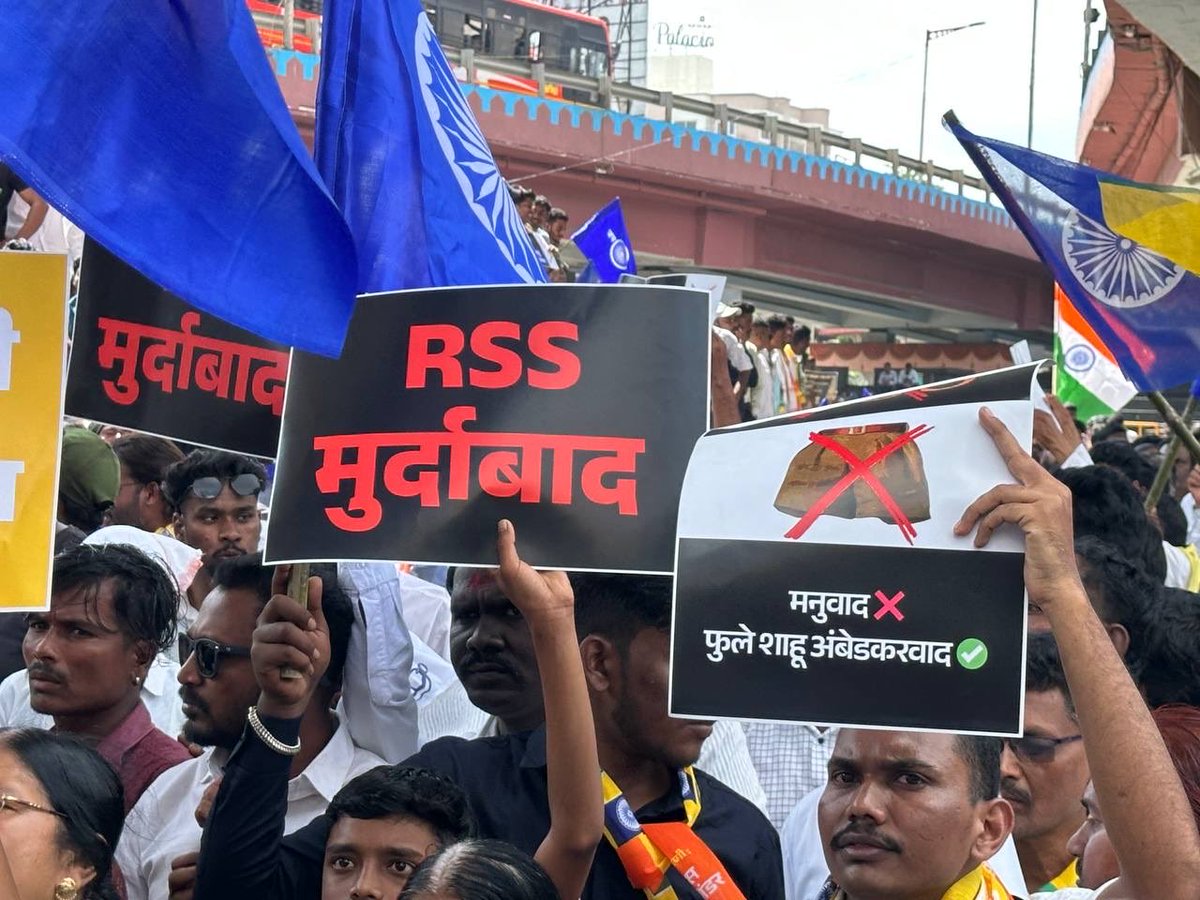 Sujat_Ambedkar's tweet photo. आज औरंगाबाद शहरात वंचित बहुजन आघाडीच्यावतीने RSS च्या कार्यालयावर जनआक्रोश मोर्चा काढण्यात आला. हजारोंच्या संख्येने फुले, शाहू, आंबेडकरवाद्यांनी यात सहभाग घेतला.

आम्ही अत्यंत शांततामय मार्गाने RSSच्या कार्यालयात जाऊन त्यांना भारतीय संविधान, तिरंगा आणि महाराष्ट्र पब्लिक ट्रस्टची एक कॉपी देणार होतो, त्याच आधी RSS वाल्यांनी ऑफिस बंद असल्याचे सांगून पळ काढला. शेवटी औरंगाबादचे DCP यांनी ते स्वीकारले.

यातून पुन्हा एकदा हे सिद्ध झाले की, RSS अजूनही भारतीय संविधान, तिरंगा याविषयी द्वेष बाळगते, म्हणून ते समोर आले नाहीत.

◆ वंचित बहुजन आघाडी भारतीय संविधानाची प्रत आरएसएसला देऊ इच्छित होती, कारण, ते संविधानाचा आदर करत नाही!

◆ वंचित बहुजन आघाडी भारतीय ध्वज (तिरंगा) आरएसएसला देऊ इच्छित होती, कारण, ते भारतीय ध्वजाचा आदर करत नाही!

◆ वंचित बहुजन आघाडी आरएसएसला महाराष्ट्र पब्लिक ट्रस्ट कायद्याची प्रत नोंदणीकृत नसलेल्या आरएसएसला देऊ इच्छित होती जेणेकरून ते स्वतःची नोंदणी करू शकेल!

परंतु, आरएसएसने भारतीय संविधान, भारतीय ध्वज आणि महाराष्ट्र सार्वजनिक न्यास कायद्याच्या प्रती घेण्यासा नकार दिला. 

ही लढाई मनुवाद विरुध्द फुले, शाहू, आंबेडकरवादी अशी आहे.

आजच्या ऐतिहासिक जन आक्रोश मोर्च्यात सहभागी झालेल्या सर्व फुले, शाहू, आंबेडकरवाद्यांचे धन्यवाद!

#जन_आक्रोश_मोर्चा #VBAForIndia