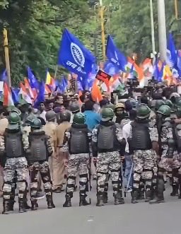 आज औरंगाबाद शहरात वंचित बहुजन आघाडीच्यावतीने RSS च्या कार्यालयावर जनआक्रोश मोर्चा काढण्यात आला. हजारोंच्या संख्येने फुले, शाहू, आंबेडकरवाद्यांनी यात सहभाग घेतला.

आम्ही अत्यंत शांततामय मार्गाने RSSच्या कार्यालयात जाऊन त्यांना भारतीय संविधान, तिरंगा आणि महाराष्ट्र पब्लिक ट्रस्टची