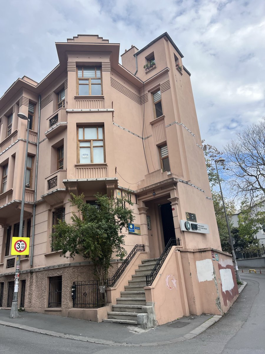 istanbulyapilar's tweet photo. Fırtına yaklaşıyor ve ben böyle havaları Vezneciler’de izlemeyi çok severim. Kahvemi aldım, hazırım https://t.co/RL5CqE33eH