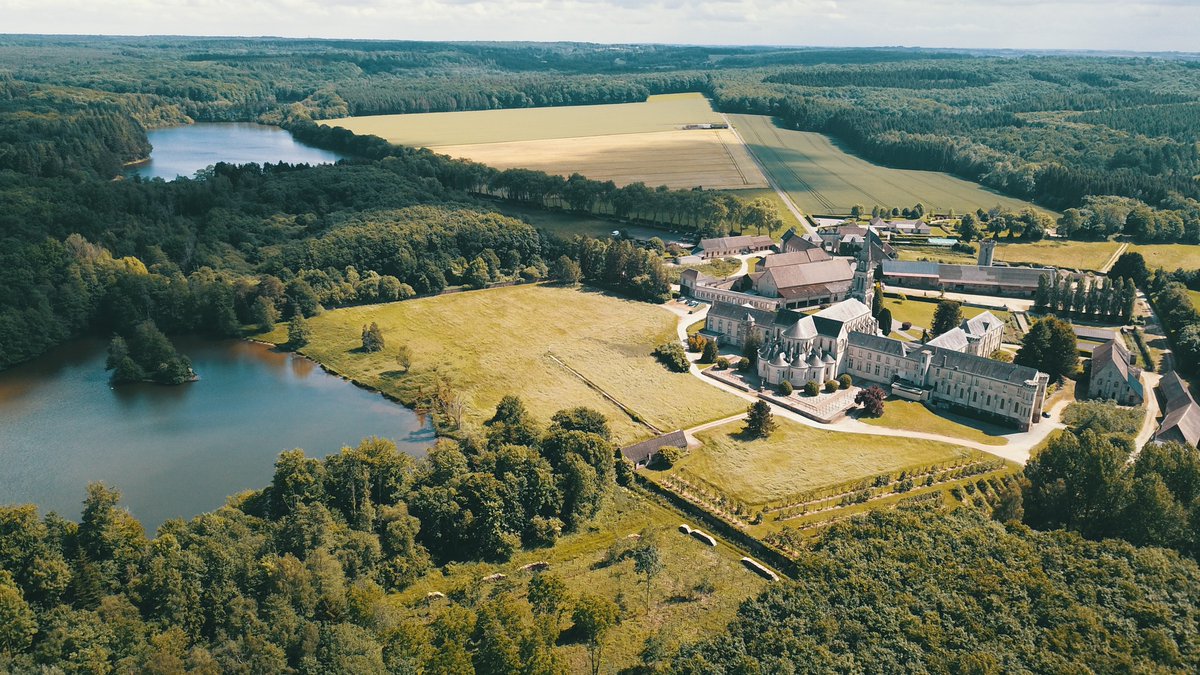 AbbayeNormandie's tweet image. Abbaye de La Trappe #Orne.  Fondée au XIIe par un seigneur normand, Rotrou III, La Trappe fut réformée et devint célèbre au XVIIe à travers l’abbé de Rancé. Les frères accueillent pour les offices ou pour des retraites.
(Crédits📷:Communauté des frères de l'abbaye de la Trappe)