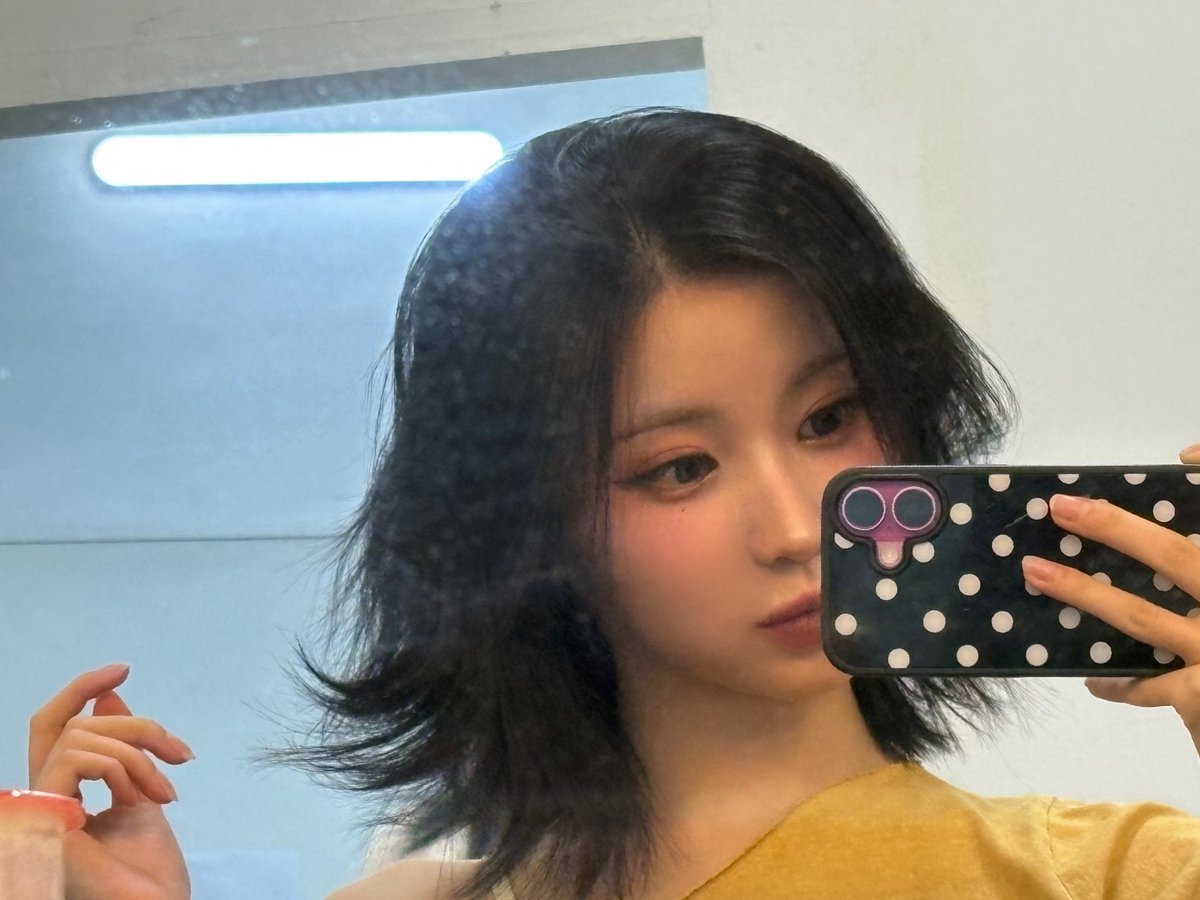 hp  pink  bersama  dengan  polka  case,  dan  untuk  mirror  selfie.  📱