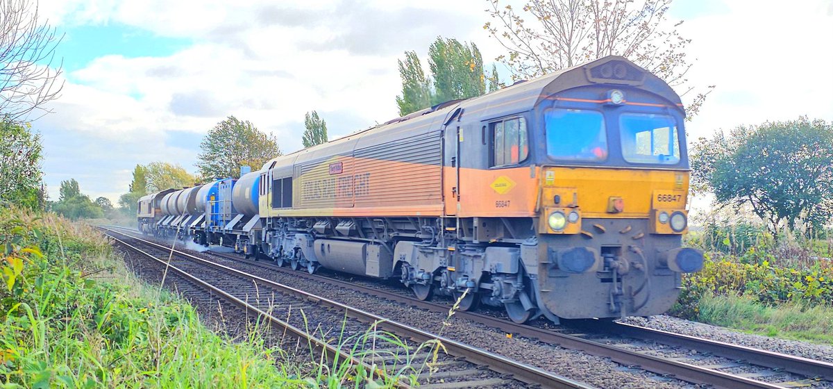 Harrod15S's tweet photo. Tried out a new location, Godnow Bridge nr crowle to grab 66847 & 66849 on RHTT duties this lunchtime working 3S14 Grimsby Town to York Thrail Europa
#class66 #trains #RHTT #Crowle #Colas https://t.co/1UyEFA9T4B