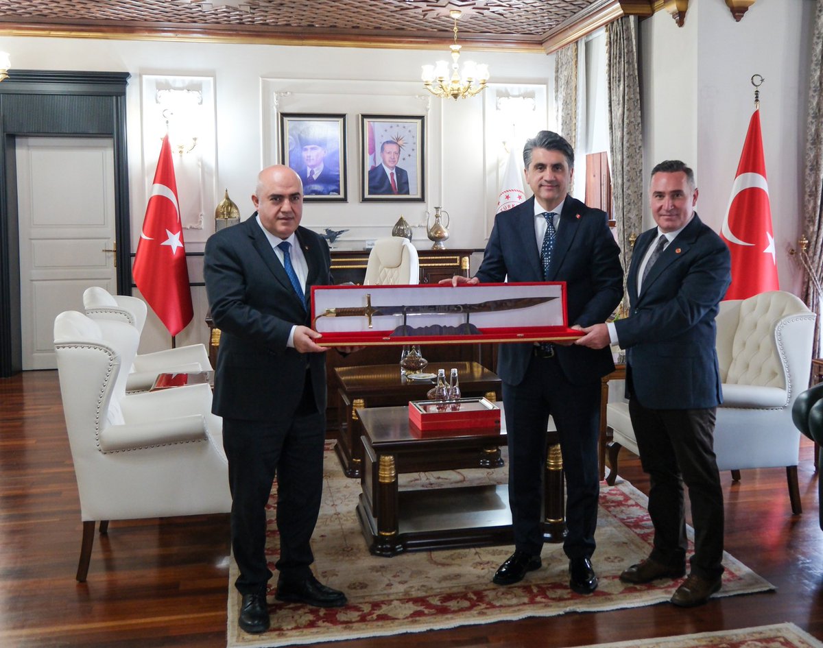 boluvaliligi's tweet photo. 📍Valimiz Sayın Abdulaziz Aydın, Türkiye Gazeteciler Konfederasyonu Genel Başkanı Mehmet Nuri Kolaylı, Yönetim Kurulu Üyeleri ve Bolu Gazeteciler Cemiyeti Başkanı Mert Minisker’i kabul etti.

📌Görüşmede; Bolu Gazeteciler Cemiyetinin ev sahipliğinde, 24-26 Ekim tarihleri arasında ülkemizin dört bir yanından gelecek basın mensuplarının katılımıyla ilimizde düzenlenecek "Türkiye Gazeteciler Konfederasyonu 29. Başkanlar Kurulu Toplantısı" hakkında istişarelerde bulunuldu.

✅️Demokratik toplum düzeninin asli unsurlarından biri olan basının, kamuoyunun doğru ve hızlı bilgilendirilmesindeki kritik rolüne dikkat çeken Sayın Valimiz, toplantının ilimizin kültürel ve tarihi değerlerinin tanıtımına, iletişim ve medya alanında iş birliğinin geliştirilmesine önemli katkılar sunacağına inandığını ifade etti.

✨️Sayın Valimiz, Bolu’nun böylesine anlamlı bir organizasyona ev sahipliği yapmasından duyduğu memnuniyeti dile getirerek, basın camiasına çalışmalarında başarılar diledi.