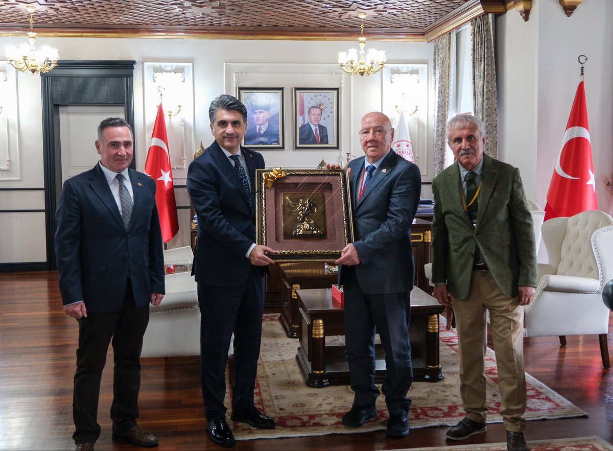 boluvaliligi's tweet photo. 📍Valimiz Sayın Abdulaziz Aydın, Türkiye Gazeteciler Konfederasyonu Genel Başkanı Mehmet Nuri Kolaylı, Yönetim Kurulu Üyeleri ve Bolu Gazeteciler Cemiyeti Başkanı Mert Minisker’i kabul etti.

📌Görüşmede; Bolu Gazeteciler Cemiyetinin ev sahipliğinde, 24-26 Ekim tarihleri arasında ülkemizin dört bir yanından gelecek basın mensuplarının katılımıyla ilimizde düzenlenecek "Türkiye Gazeteciler Konfederasyonu 29. Başkanlar Kurulu Toplantısı" hakkında istişarelerde bulunuldu.

✅️Demokratik toplum düzeninin asli unsurlarından biri olan basının, kamuoyunun doğru ve hızlı bilgilendirilmesindeki kritik rolüne dikkat çeken Sayın Valimiz, toplantının ilimizin kültürel ve tarihi değerlerinin tanıtımına, iletişim ve medya alanında iş birliğinin geliştirilmesine önemli katkılar sunacağına inandığını ifade etti.

✨️Sayın Valimiz, Bolu’nun böylesine anlamlı bir organizasyona ev sahipliği yapmasından duyduğu memnuniyeti dile getirerek, basın camiasına çalışmalarında başarılar diledi.