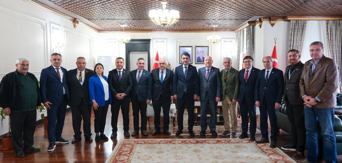 boluvaliligi's tweet photo. 📍Valimiz Sayın Abdulaziz Aydın, Türkiye Gazeteciler Konfederasyonu Genel Başkanı Mehmet Nuri Kolaylı, Yönetim Kurulu Üyeleri ve Bolu Gazeteciler Cemiyeti Başkanı Mert Minisker’i kabul etti.

📌Görüşmede; Bolu Gazeteciler Cemiyetinin ev sahipliğinde, 24-26 Ekim tarihleri arasında ülkemizin dört bir yanından gelecek basın mensuplarının katılımıyla ilimizde düzenlenecek "Türkiye Gazeteciler Konfederasyonu 29. Başkanlar Kurulu Toplantısı" hakkında istişarelerde bulunuldu.

✅️Demokratik toplum düzeninin asli unsurlarından biri olan basının, kamuoyunun doğru ve hızlı bilgilendirilmesindeki kritik rolüne dikkat çeken Sayın Valimiz, toplantının ilimizin kültürel ve tarihi değerlerinin tanıtımına, iletişim ve medya alanında iş birliğinin geliştirilmesine önemli katkılar sunacağına inandığını ifade etti.

✨️Sayın Valimiz, Bolu’nun böylesine anlamlı bir organizasyona ev sahipliği yapmasından duyduğu memnuniyeti dile getirerek, basın camiasına çalışmalarında başarılar diledi.