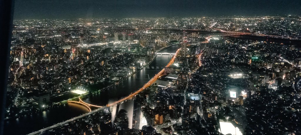 maron_voyage_gt's tweet image. #jazzinthemoonnight
#JILLE 
#MonkeyMagic
とにかく楽しそうでした😆🎤
ハッチさん🎹とあすか🥁さんの掛け合いも良かった～🎶😂
そして…やはり寝転ぶよね😁
空気が澄んでいて綺麗な夜景と
プロジェクションマッピングをバックに素敵なライブでした✨️
#八谷晃生
#山下あすか
#東京スカイツリー