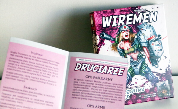 Najnowszy dodatek armijny do Neuroshimy Hex, Druciarze, razem z Neuroshimą Hex 20-lecia wczoraj miał swoją oficjalną premierę – zobaczmy więc jak prezentuje się armia wprowadzająca dodatkowe pola Technologii.

neuroshimahex.pl/news/inspiracj…