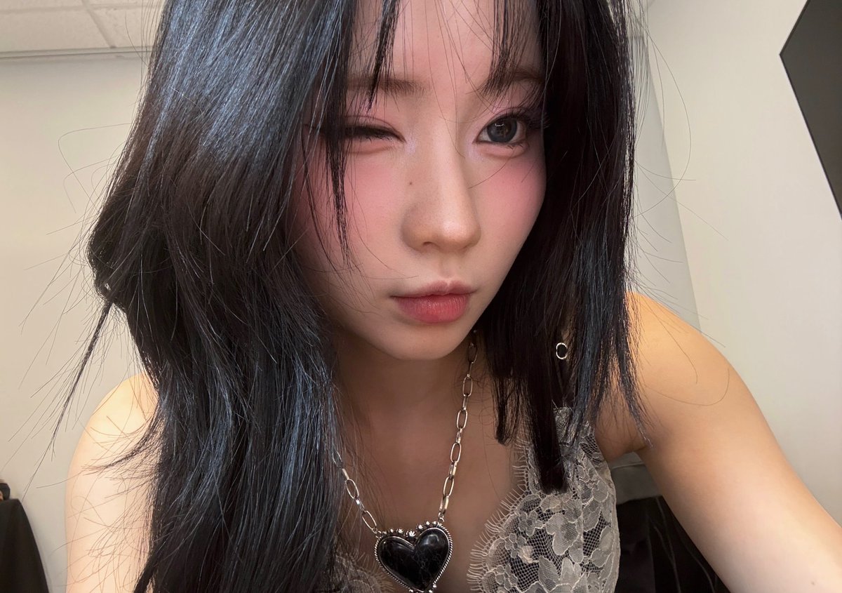 A  little  wink  for  everyone  who   needs  it  today!  Hope  this  small  gesture  boosts  your  mood.  Sending 𝗵𝗮𝗽𝗽𝘆  𝘃𝗶𝗯𝗲𝘀  your  way. 😉