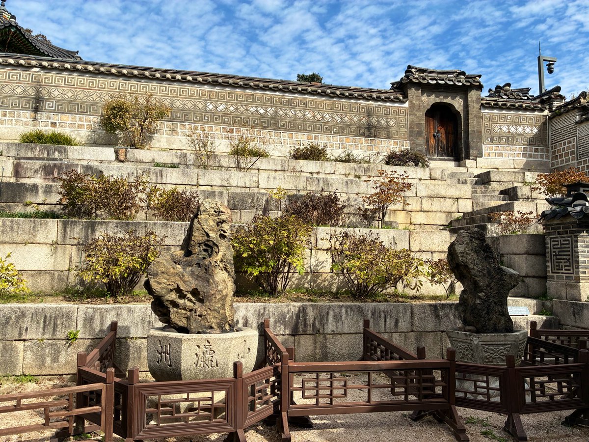 昌徳宮
朝の散策にとてもいいお天気だ…
