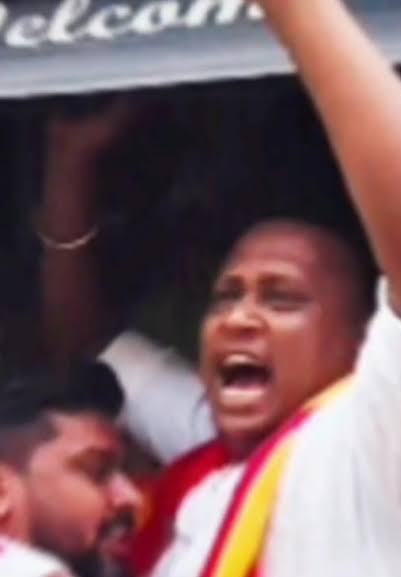 Left பாண்டி 
அடேய், 60 லட்சம் வரைக்கும் கடன் வாங்கி வச்சுருக்கேன்டா!!!!
   கட்சியை கலைச்சுராதீங்கடா 😭😭