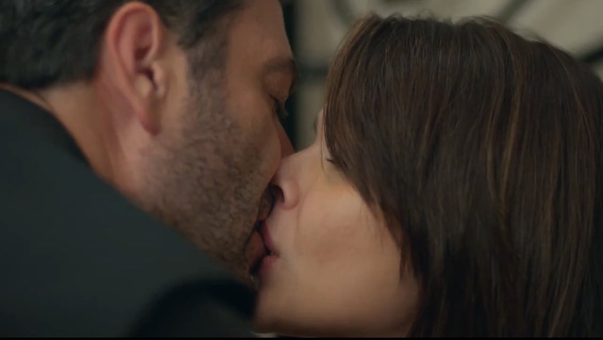 El efecto #CihAl:
Dícese de ese fenómeno que ves a  #SinemÜnsal y #OzanAkbaba interpretando a sus personajes en #UzakŞehir y no puedes apartar la mirada. Incluso si maldices la dizi, ellos consiguen que vuelvas a Mardin con su talento… y más si tenemos besazo incluido. 👀♥️🔥