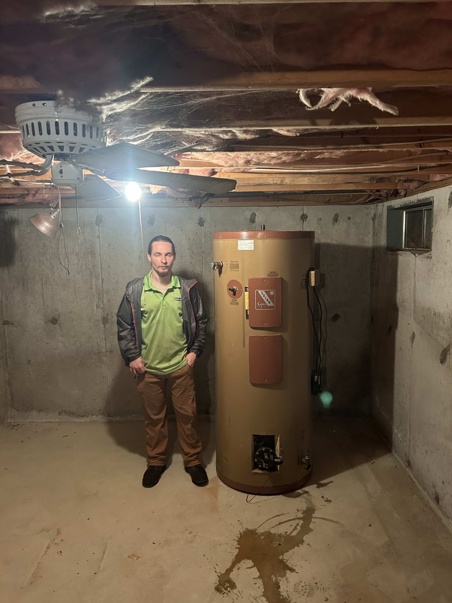 JunkluggersMARI's tweet image. That look when the water heater is a bit bigger than expected! 😅 Junkluggers of Southeastern MA &amp;amp; RI tackles jobs of all sizes—no item is too big for our team! 🚛♻️

📲 (774) 340-2303
.
.
.
#Junkluggers #SoutheasternMA #RhodeIsland #WaterHeaterRemoval #ClutterFree