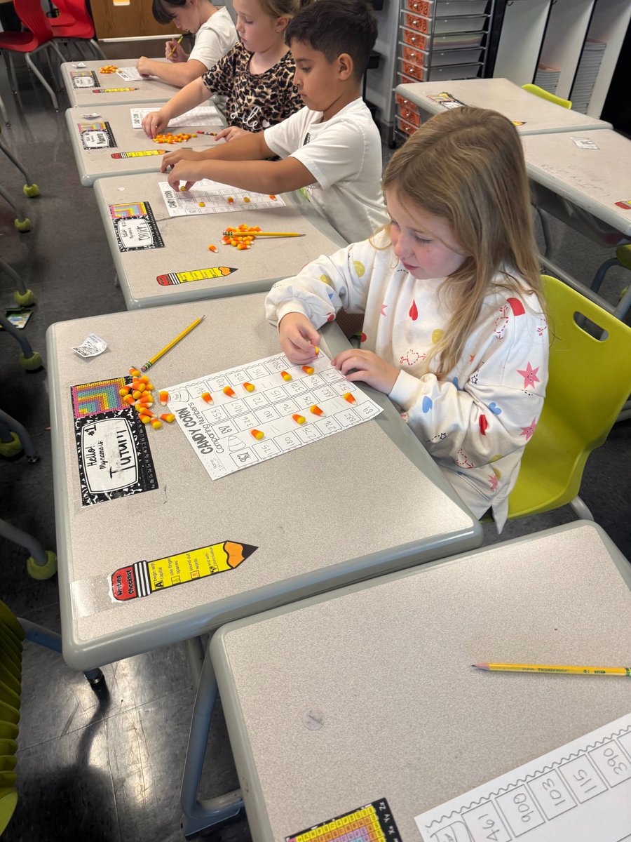 TC_Schools_KY's tweet image. Second graders in Ms. Madison Bishop's class at TCPC used candy corn as the greater than and less than symbols to compare numbers to 1,000! 
Expect greatness from Taylor County Academics! 
#tcpride #tcpc #expectgreatness
