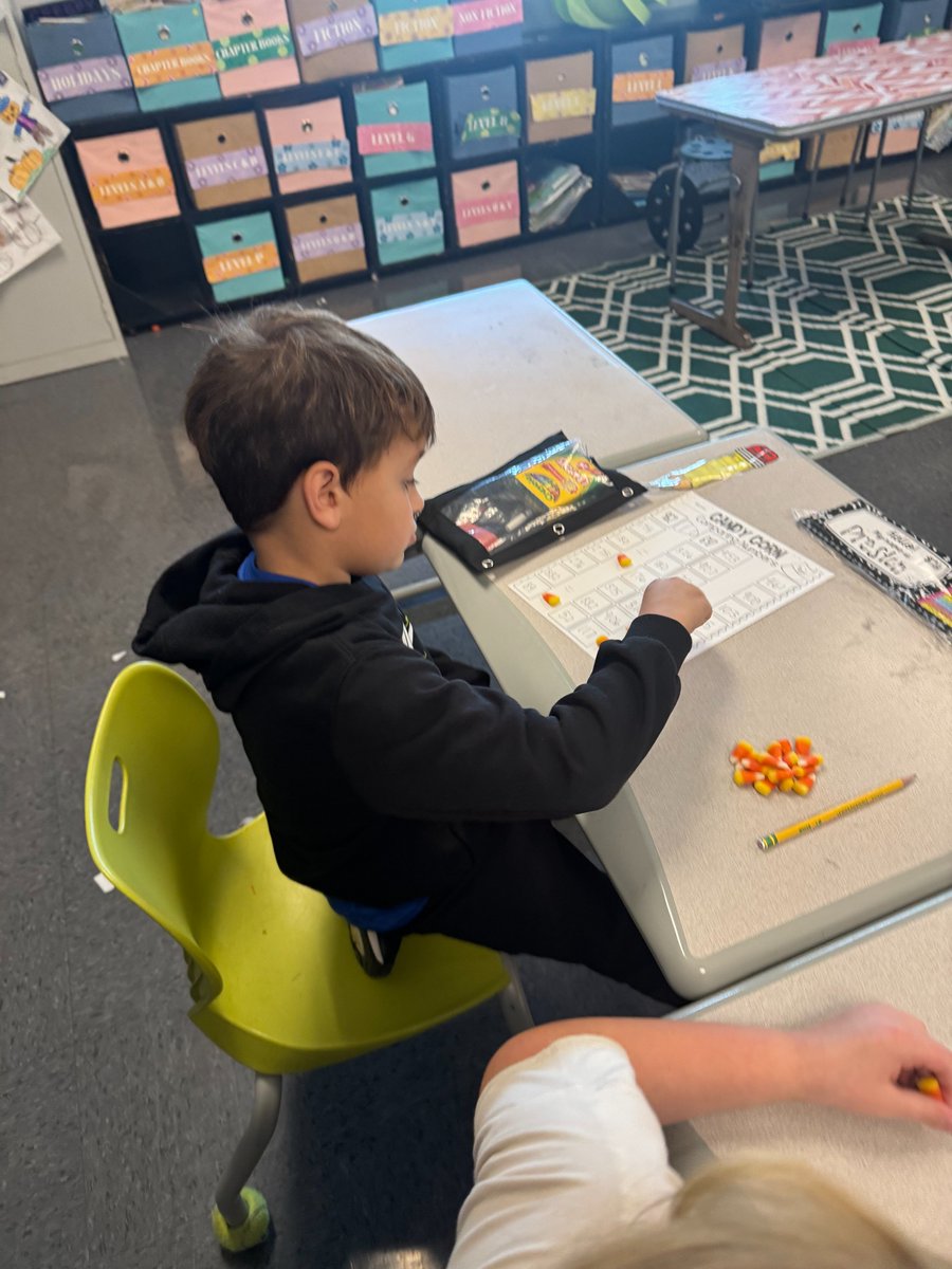 TC_Schools_KY's tweet image. Second graders in Ms. Madison Bishop's class at TCPC used candy corn as the greater than and less than symbols to compare numbers to 1,000! 
Expect greatness from Taylor County Academics! 
#tcpride #tcpc #expectgreatness