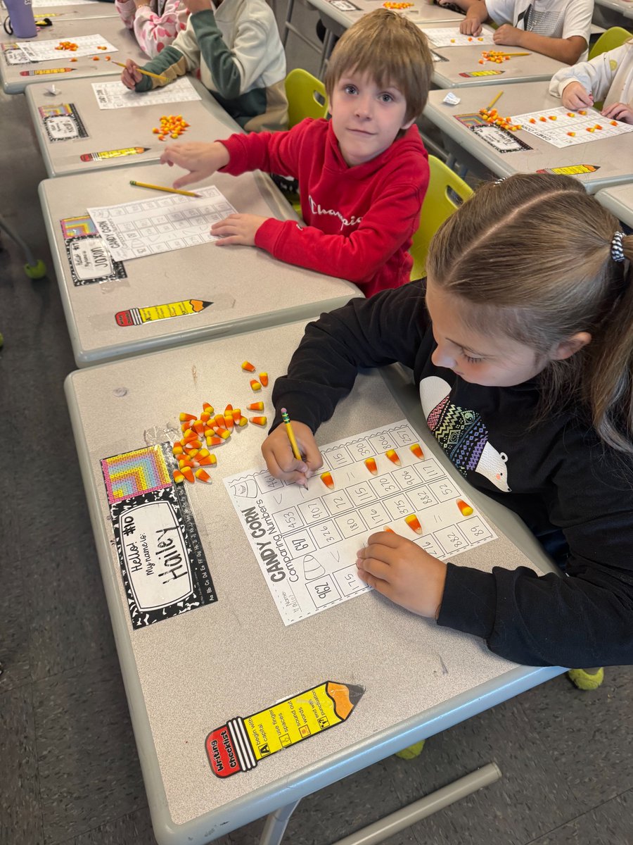 TC_Schools_KY's tweet image. Second graders in Ms. Madison Bishop's class at TCPC used candy corn as the greater than and less than symbols to compare numbers to 1,000! 
Expect greatness from Taylor County Academics! 
#tcpride #tcpc #expectgreatness