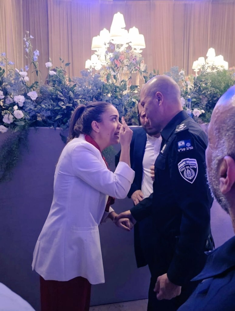 ועוד מאירועי אמש:
שרה שמסרבת להתייצב לחקירה פלילית על שחיתות תופסת את נציב שב"ס שעומד בעצמו לפני כתב אישום בכפוף לשימוע לשיחה צפופה.
טבעי לחלוטין
באמת שאין מה לראות פה.