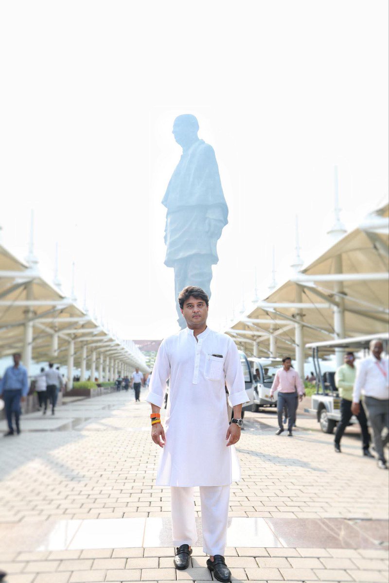 saurabh_pagara's tweet image. लोह पुरुष के साथ फोटो लेते विकास पुरुष 🙏🏻

श्रीमंत @JM_Scindia जी