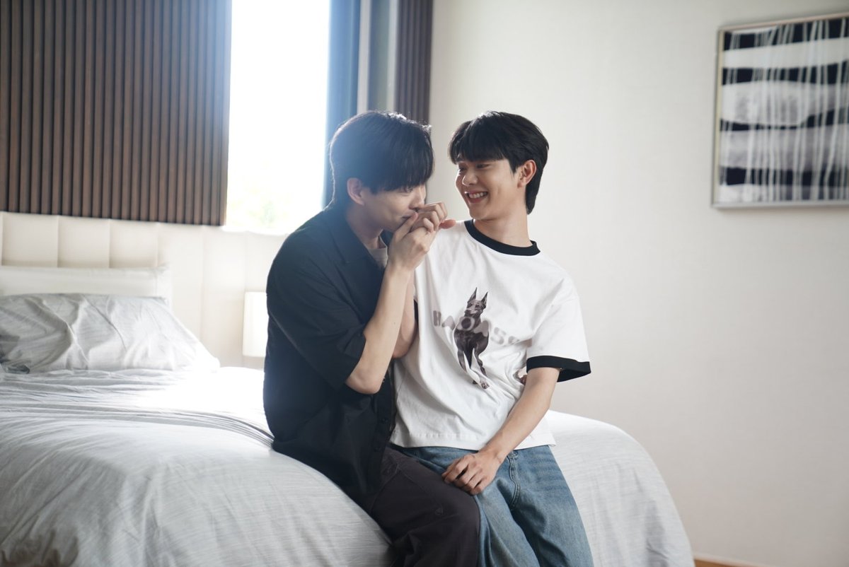 mynicname8969's tweet image. ไม่เคยคิดว่าเสื้อดำจะทำกรุอาการหลักมากขนาดนี้มาก่อน.............
(กรี๊ดดดดดดดดดดดดดดดดดดด)

4EVERU PART2 Q8
#FoureverYouP2Q8