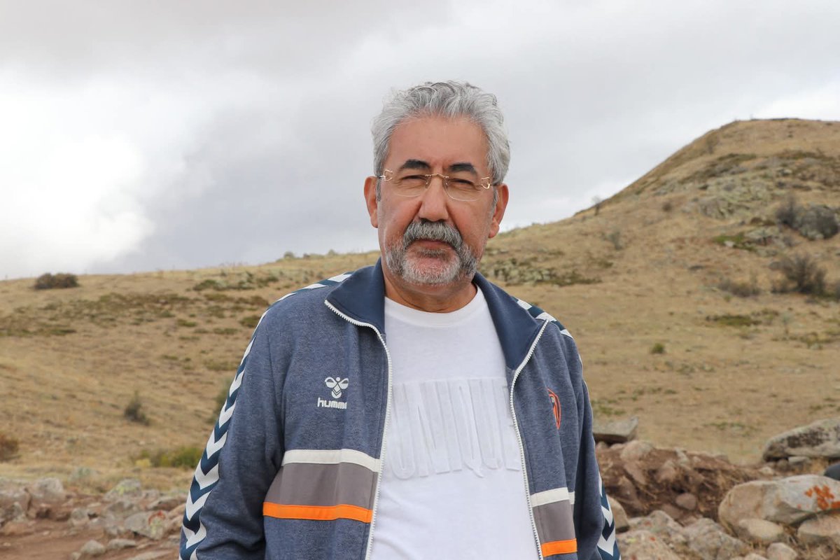 Yozgat’ın Sorgun ilçesine bağlı Şahmuratlı Köyünde yer alan Kerkenes Kenti’nde 2600 yıllık 2 Türk kurganı bulundu.

Kültür ve Turizm Bakanlığı’nın ‘Geleceğe Miras projesi çerçevesinde Kültür Varlıkları ve Müzeler Genel Müdürlüğü’nün izniyle gerçekleşen kazı çalışmalarında +👇