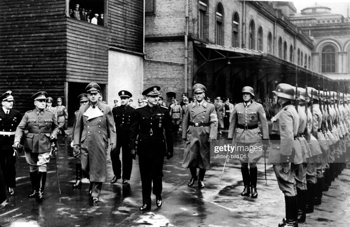 <a href="/gunde_bravo/">Gutmaro G Bravo</a> Esta foto me permitió bajar del pedestal en el que aún se encuentra Manuel Halcón, que entonces era Canciller del Consejo de la Hispanidad, que acompañó a Serrano Súñer en el viaje a Berlín. 

Lo vemos detrás de este y de Ribbentrop, con un uniforme de militar, cosa que nunca fue