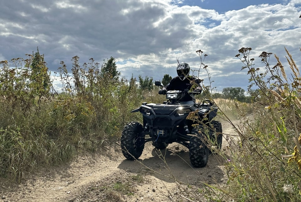 TiberiuTroia's tweet image. Polaris sărbătorește 40 de ani de la lansarea primului ATV produs în SUA lansând pe piață modelul Polaris Sportsman XP 1000 S 40th Anniversary Edition.
#Polaris #PolarisRomania #SportmanXP #ASPGroupEast #PovestiCuMotoare