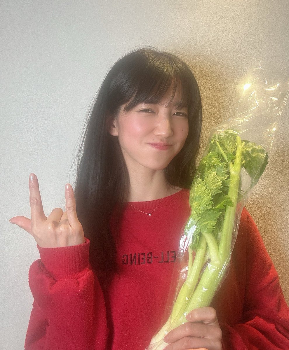 クイズの答え、筑前煮は簡単すぎたみたい....

なんだか悔しくなってきた😈
おやすみと言ったものの....
冷蔵庫を開けたらセロリをみっけ🤘

さて、今日の夜食は何を作るでしょう〜🤘
ヒントは○○○と○○○○のサラダ

これは正解者いないだろうな〜😈🤘
くっくっくっ
答えはまた明日の夜ねっ😉