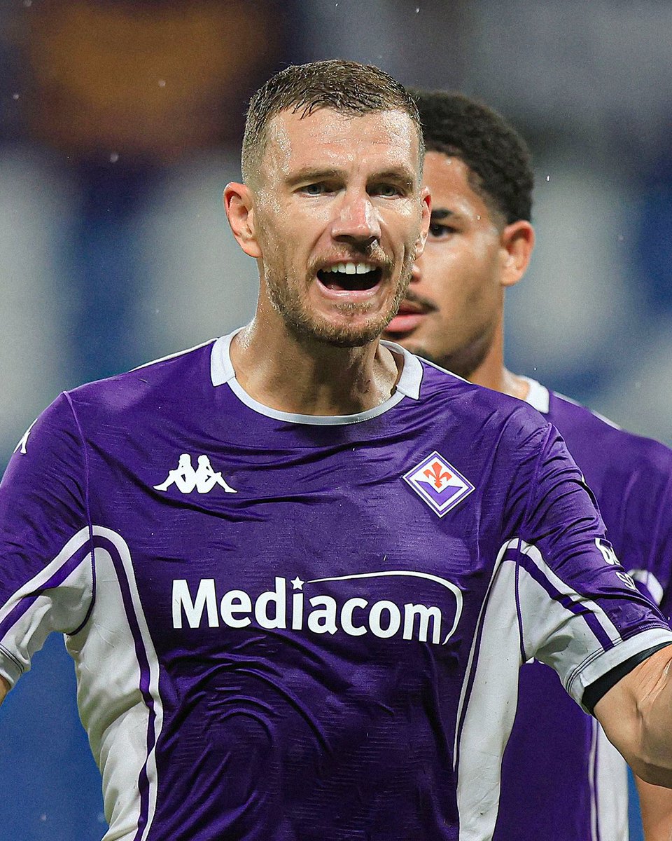 AVRUPA'DA TARİHE GEÇTİ!

🏅 #EdinDzeko, yeni takımı #Fiorentina formasıyla karşılaşmanın 48. dakikasında attığı golle, turnuva tarihinde gol kaydeden en yaşlı futbolcu unvanını kazandı.
➡️ bit.ly/SB-twitter2025