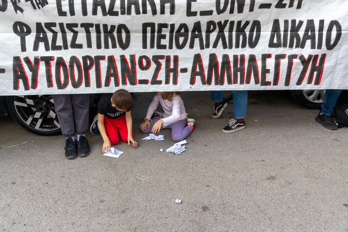 lolosmarios's tweet photo. Συγκέντρωση γονέων, εκπαιδευτικών και μαθητών στην Α' ΔΙΠΕ Αθήνας με αίτημα την ματαίωση της σύμπτυξης διδακτικών τμημάτων.
Ακόμα βρωμάει δακρυγόνο απο χθες.
24-10-25 https://t.co/8fGEE4LDF2