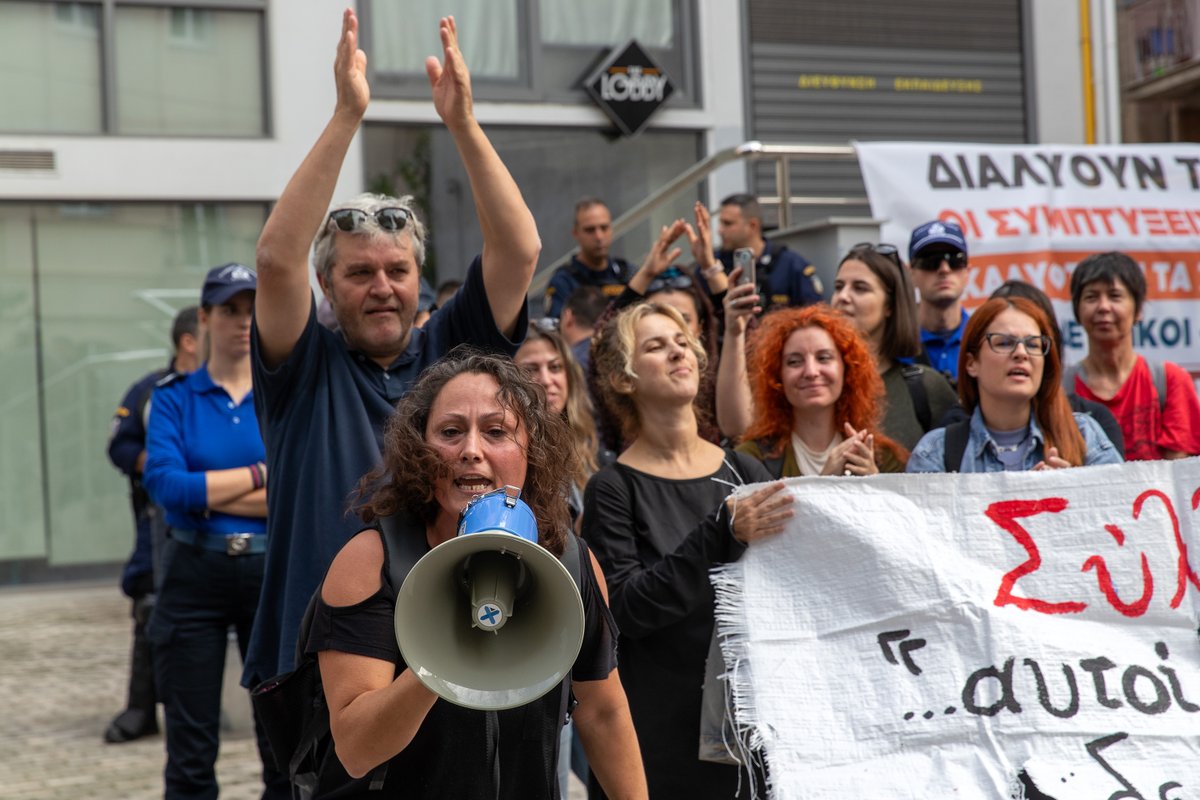 Συγκέντρωση γονέων, εκπαιδευτικών και μαθητών στην Α' ΔΙΠΕ Αθήνας με αίτημα την ματαίωση της σύμπτυξης διδακτικών τμημάτων.
Ακόμα βρωμάει δακρυγόνο απο χθες.
24-10-25