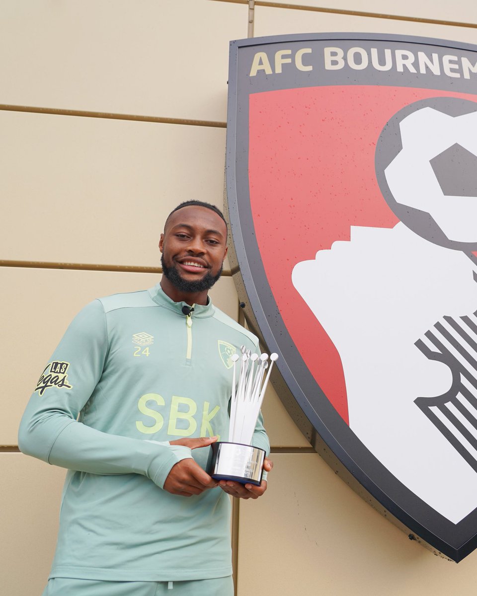 PFA's tweet image. PFA Premier League Fans’ Player of the Month for September. 🍒 
Semenyo receives his prize. 🏆