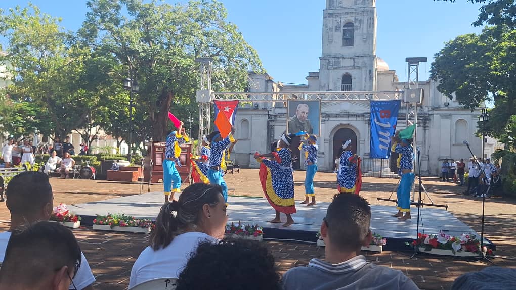 BjmCueto's tweet photo. ¡Holguín de fiesta!,  Merecido reconocimiento a nuestra providencia por su esmerado trabajo dentro de este gran movimiento juvenil , es por tal motivo que hoy se desarrolló el acto nacional por el 21 Aniversario de la creación de la Brigada de Instructores de Arte José Martí https://t.co/xaANktTEvX