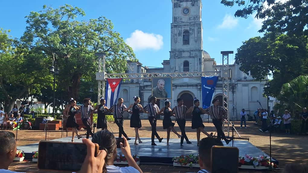 BjmCueto's tweet photo. ¡Holguín de fiesta!,  Merecido reconocimiento a nuestra providencia por su esmerado trabajo dentro de este gran movimiento juvenil , es por tal motivo que hoy se desarrolló el acto nacional por el 21 Aniversario de la creación de la Brigada de Instructores de Arte José Martí https://t.co/xaANktTEvX