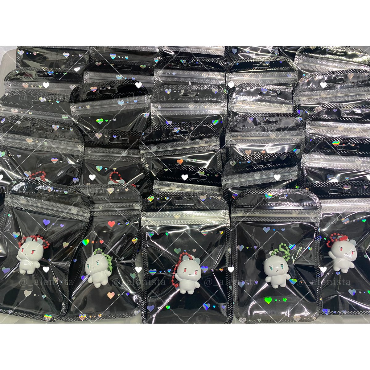 _alenista's tweet image. ★⭐︎ Giveaway for PLLIs ⭐︎★

Finally doneee 🥺 
100% handmade อาจจะมีรอยสีไม่เรียบร้อยบ้าง หลานๆอยู่ไม่ค่อยนิ่งค่ะ ʕ•̫͡•ʕ•̫͡•ʔ🖤❤️ (โดยเฉพาะอ้ยมุอุ๊ด)

📍UOB Live Bangkok
Time: TBA

#PLLIมาแจก 
#DASH_Quantum_Leap_in_Bangkok
#PLAVEBKK2025