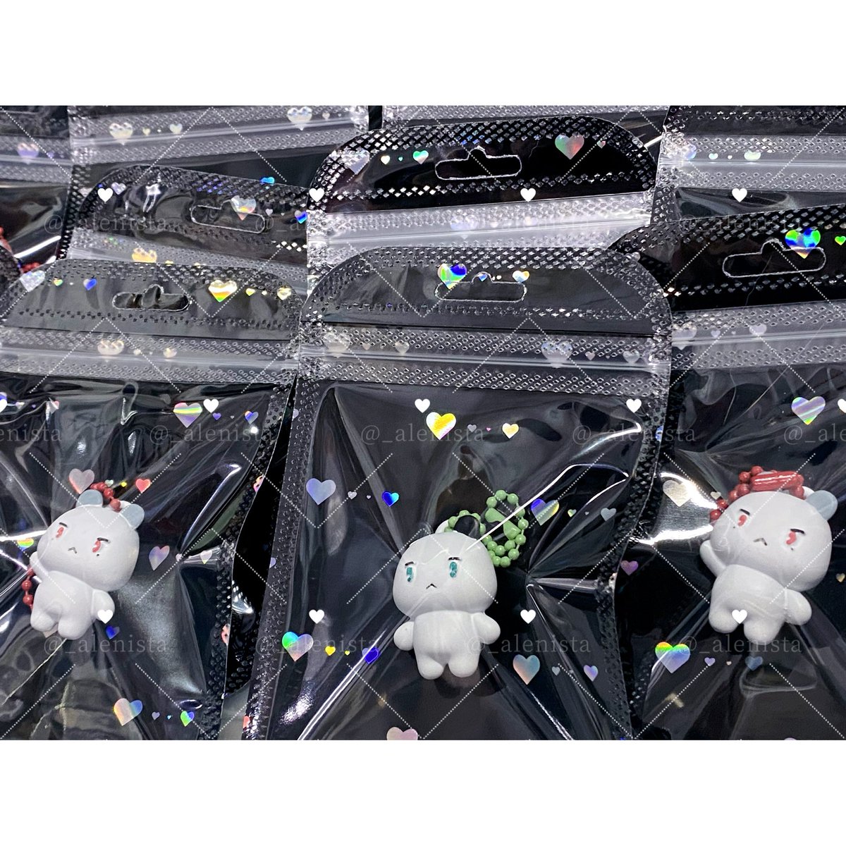 _alenista's tweet image. ★⭐︎ Giveaway for PLLIs ⭐︎★

Finally doneee 🥺 
100% handmade อาจจะมีรอยสีไม่เรียบร้อยบ้าง หลานๆอยู่ไม่ค่อยนิ่งค่ะ ʕ•̫͡•ʕ•̫͡•ʔ🖤❤️ (โดยเฉพาะอ้ยมุอุ๊ด)

📍UOB Live Bangkok
Time: TBA

#PLLIมาแจก 
#DASH_Quantum_Leap_in_Bangkok
#PLAVEBKK2025