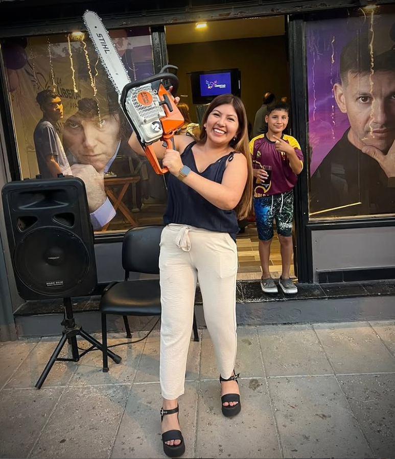 Los libertarios están militando que el domingo voten a... la hija del nene Vera!! ajajjajajaja (Andrea Vera)
Forros! LLA es la segunda marca del kirchnerismo, abran los ojos.